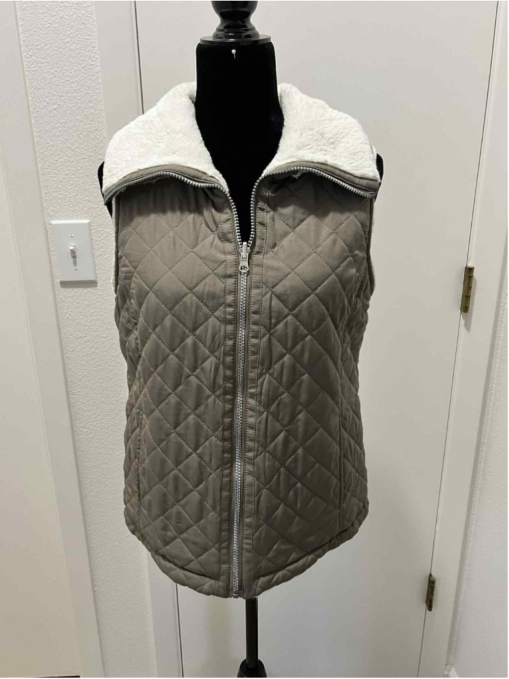 Chicos Womens Sleeveless Outdoor Full Zip Quilted Lined Vest Size 1 Grey Neutral